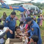 Warga Korban Banjir Aceh Tamiang dapat Al-Qur'an, Diserahkan Pilot dan Kru Helikopter Polri 34