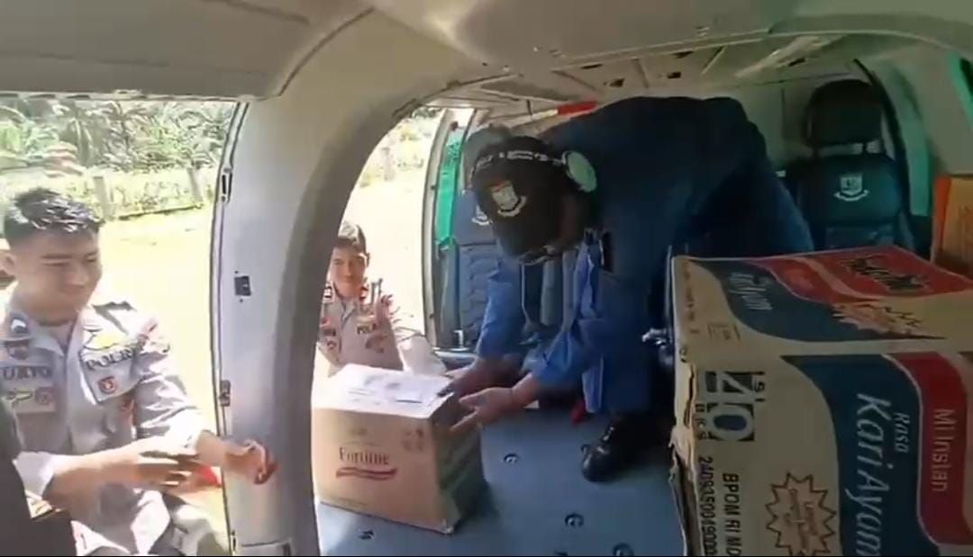 Polri Kirim Logistik Lewat Udara ke Palambayan, Dukung Penanggulangan Banjir Bandang Sumatera Barat 2