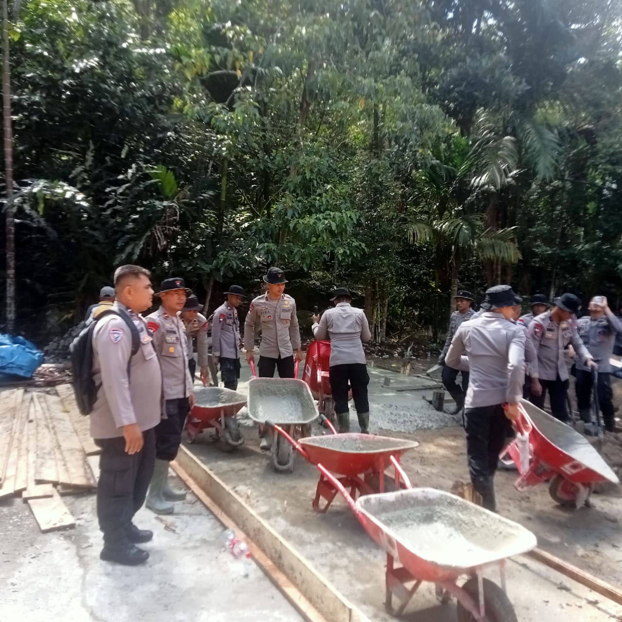 Polri Bersama Pemda Bangun Huntara untuk Korban Banjir di Pesisir Selatan 1