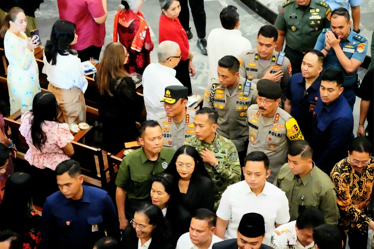 Kakorsabhara Dampingi Kapolri, Pastikan Keamanan Misa Malam Natal di Gereja Katedral dan Immanuel 1