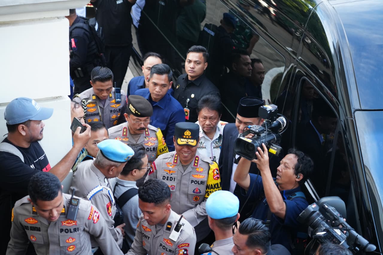 Kakorsabhara Dampingi Kapolri, Pastikan Keamanan Misa Malam Natal di Gereja Katedral dan Immanuel 1 Kakorsabhara Dampingi Kapolri, Pastikan Keamanan Misa Malam Natal di Gereja Katedral dan Immanuel 2