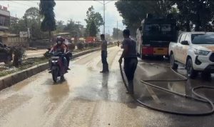 Polri Bersihkan Jalan Berdebu Pasca Banjir di Aceh Tamiang 12