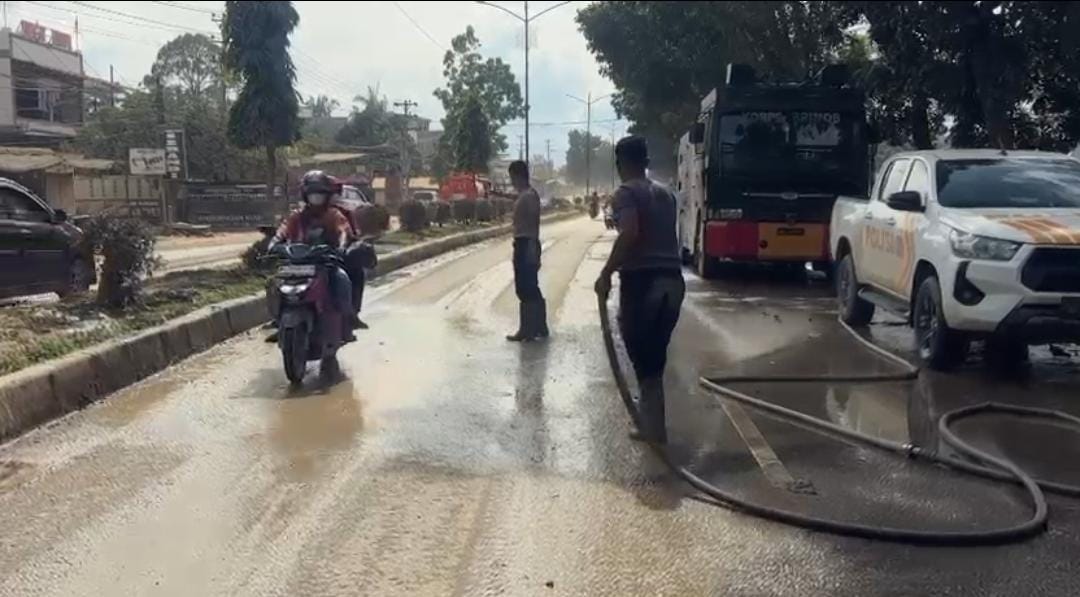 Polri Bersihkan Jalan Berdebu Pasca Banjir di Aceh Tamiang 1