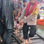 Personel Polres Pangkep Evakuasi Korban Kapal Tenggelam di Selat Makassar 88