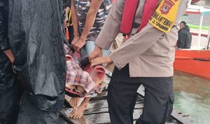 Personel Polres Pangkep Evakuasi Korban Kapal Tenggelam di Selat Makassar 10