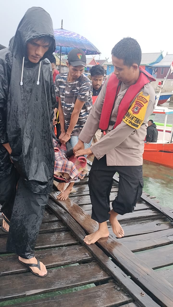 IMG-20251228-WA0017 Personel Polres Pangkep Evakuasi Korban Kapal Tenggelam di Selat Makassar 1