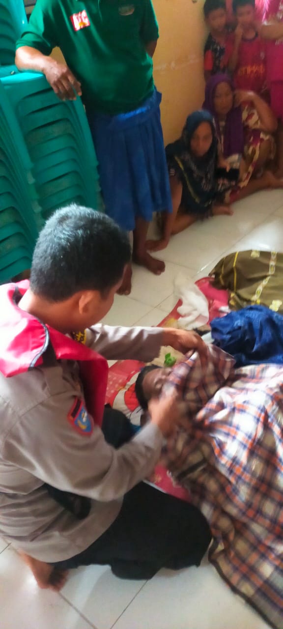 Personel Polres Pangkep Evakuasi Korban Kapal Tenggelam di Selat Makassar 1 Personel Polres Pangkep Evakuasi Korban Kapal Tenggelam di Selat Makassar 2