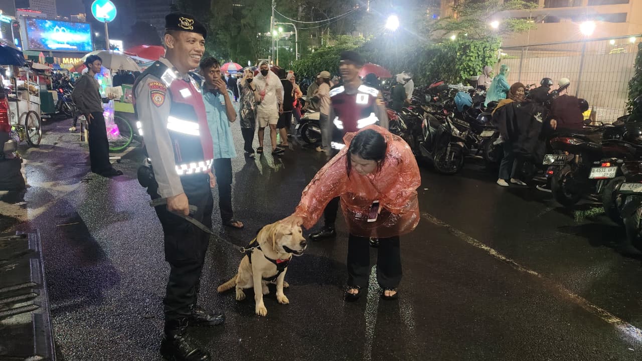 Jaga Perayaan Malam Tahun Baru di HI, Unit K-9 Baharkam Polri Sapa Masyarakat 1