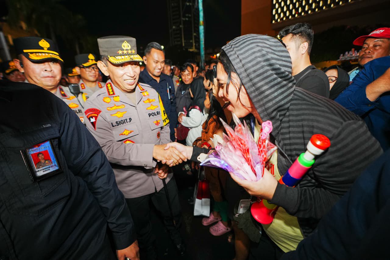 Cek Pengamanan Malam Tahun Baru, Kapolri Sapa Masyarakat di HI 1