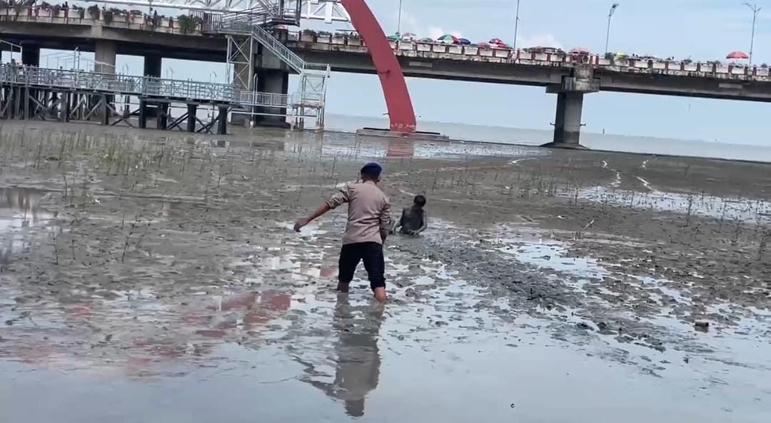 Polisi Sukses Selamatkan Dua Anak Terjebak Lumpur di Wisata Kenjeran 1