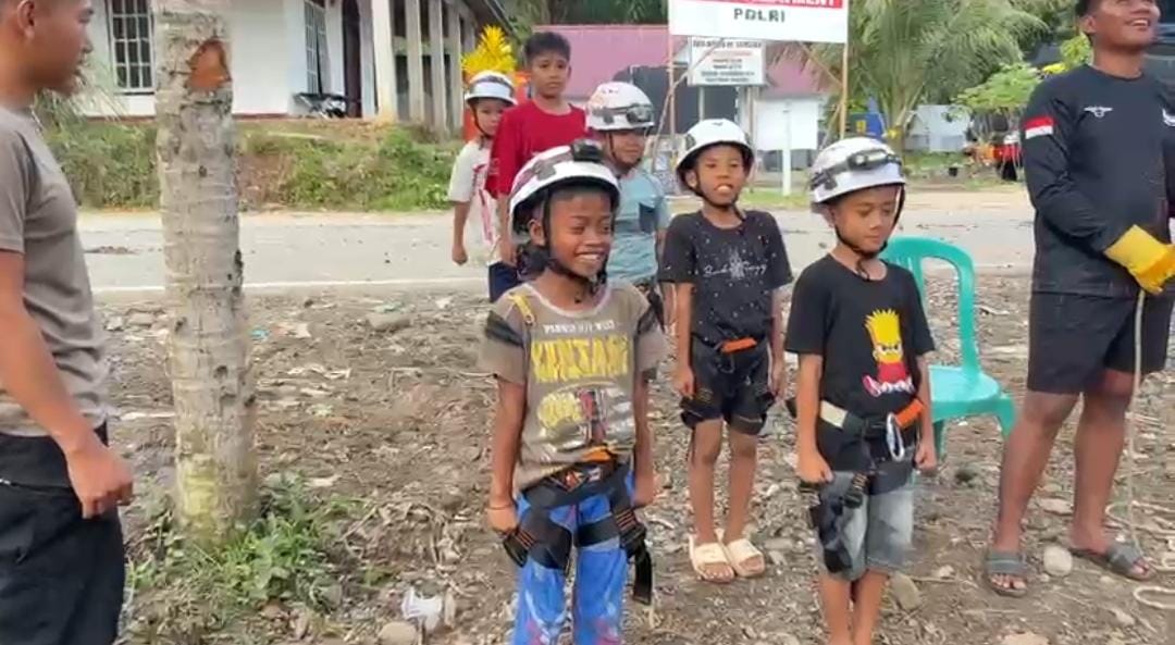 Brimob Polri Berikan Trauma Healing untuk Anak Terdampak Bencana di Kabupaten Agam 2 Brimob Polri Berikan Trauma Healing untuk Anak Terdampak Bencana di Kabupaten Agam 3