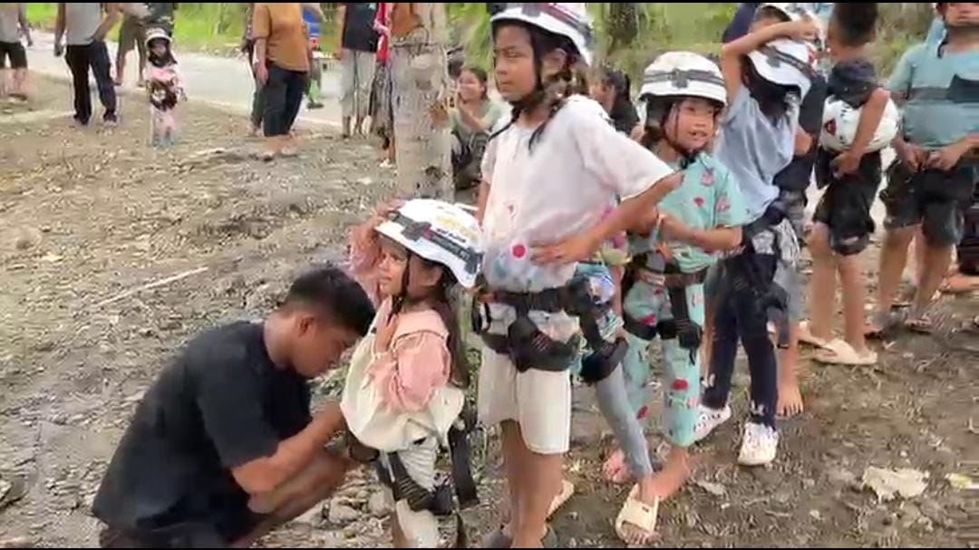 IMG-20260104-WA0007 Brimob Polri Berikan Trauma Healing untuk Anak Terdampak Bencana di Kabupaten Agam 1