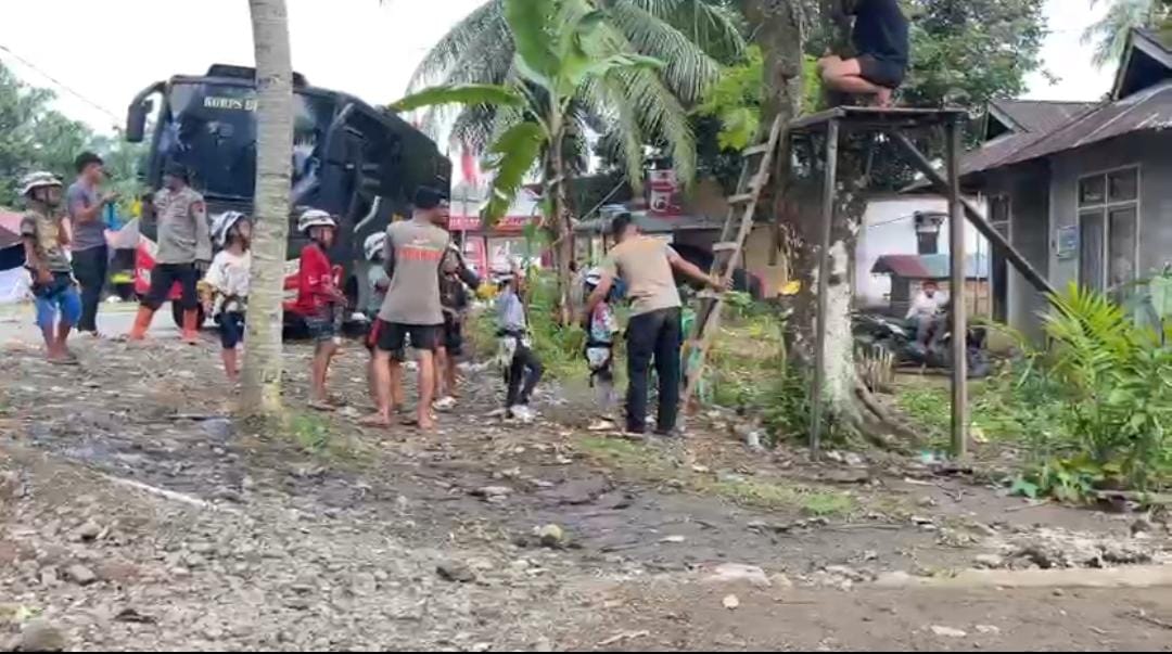 Brimob Polri Berikan Trauma Healing untuk Anak Terdampak Bencana di Kabupaten Agam 1 Brimob Polri Berikan Trauma Healing untuk Anak Terdampak Bencana di Kabupaten Agam 2