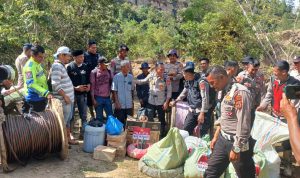 Polres Aceh Tengah Salurkan Bantuan Logistik ke Desa Terisolir 12