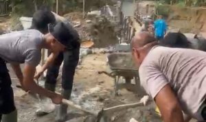 Brimob Polda Sumbar Rampungkan Jembatan Darurat Penghubung Kataping–Sungai Buluah 11