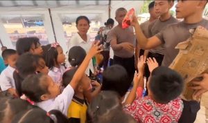 Polri dan Disdik Tapteng Salurkan Perlengkapan Belajar ke Sekolah Darurat Terdampak Bencana 14