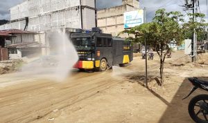 Semprotan Water Cannon Polri Minimalisir Debu Pascabencana di Jalan Lintas Aceh Selatan 10