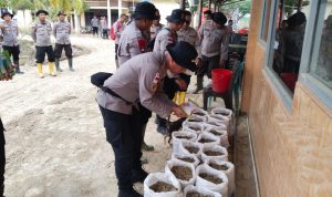 Lumpur Banjir Jadi Media Tanam, Kapolda Aceh Serahkan Ribuan Karung 8
