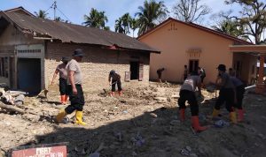Brimob Bantu Perbaiki Rumah Warga dan Tempat Ibadah Pascabencana Batang Toru 10