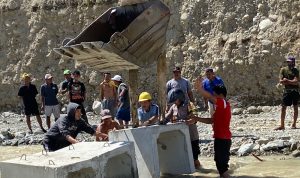 Polri dan Tim Gabungan Bangun Jembatan yang Rusak Diterjang Banjir 9