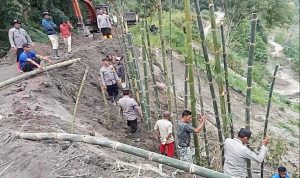 Polri Bersama Warga Bangun Penahan Longsor di Aceh Tengah 8