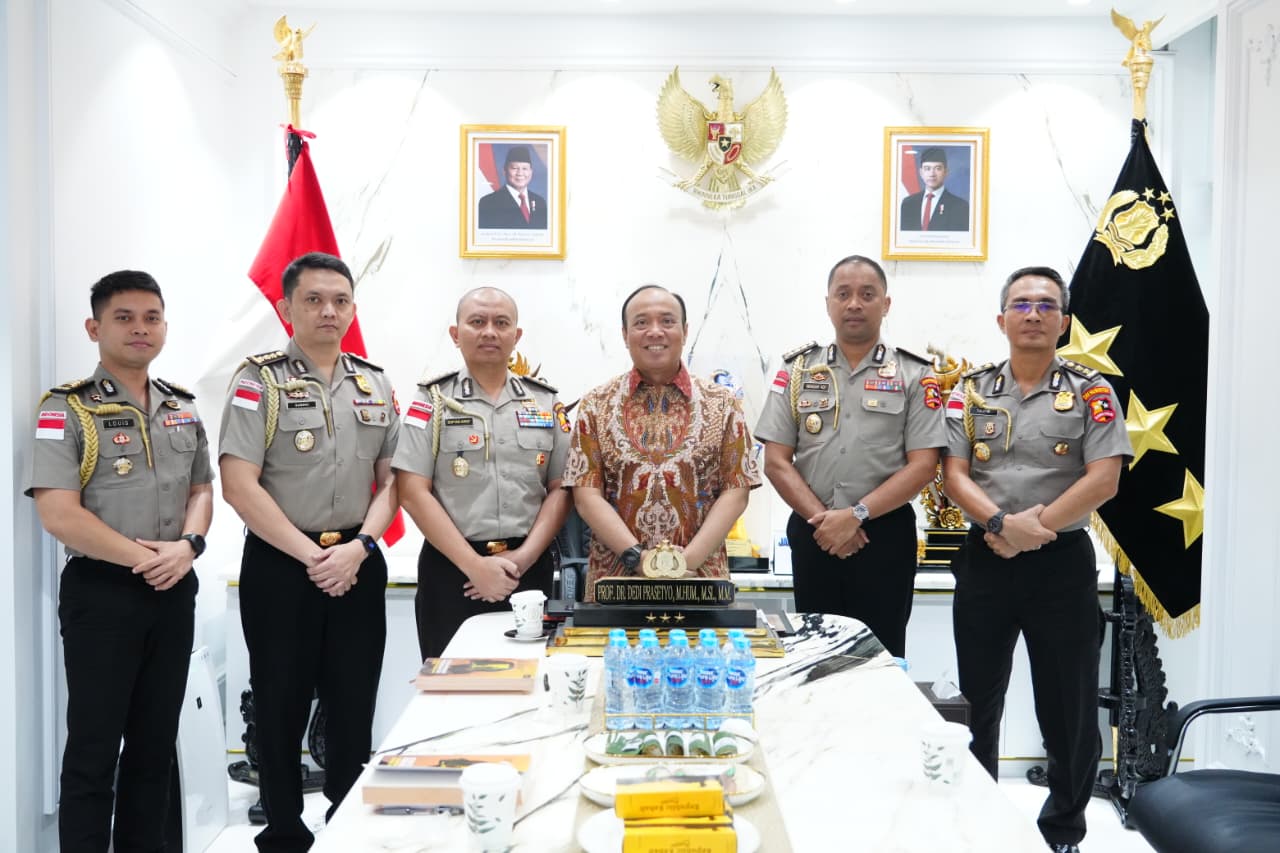 Lewat Buku, Wakapolri Titipkan Pesan Penting Pemberantasan TPPA–PPO kepada 5 Calon Atase dan Staf Teknis Polri 1