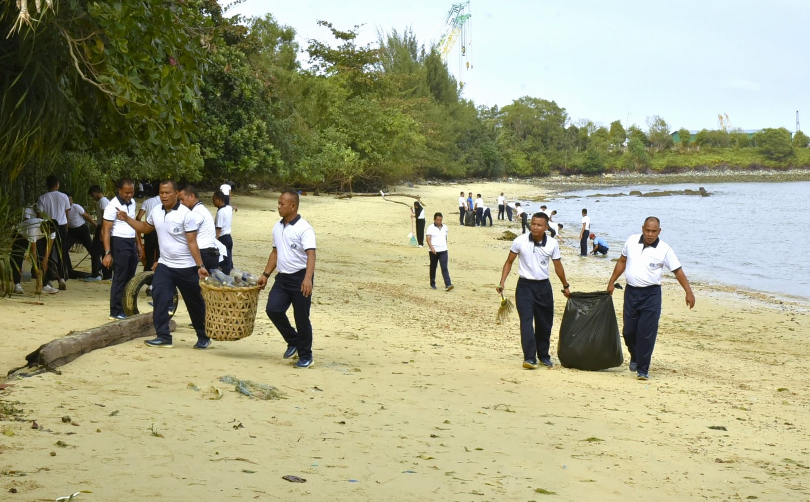 TNI AL Turun, Pantai Pun Bersih 2