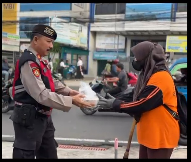 Pasukan Berkuda Den Turangga Polri Tebar Kebaikan di Jumat Berkah 2
