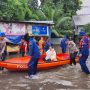 Personel TNI-Polri Evakuasi Korban Banjir di Pondok Karya Jakarta Selatan 20