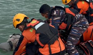 TNI AL Bersama Tim SAR Evakuasi Korban Terapung di Perairan Barelang 8