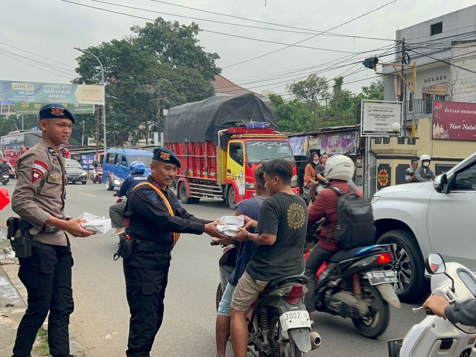 Warga Pengguna Jalan di Ciputat Demen Takjil dari Brimob Polda Metro Jaya 1