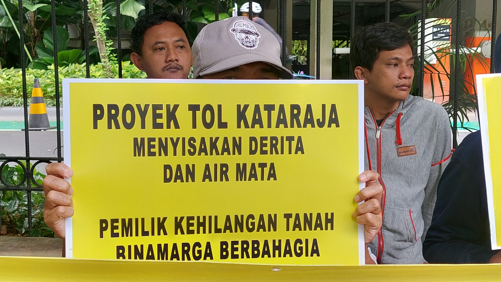 Keluhkan Ganti Rugi Lahan Tol Kataraja Belum Dibayar, Warga Kamal Muara Orasi di Kantor PUPR 5 Keluhkan Ganti Rugi Lahan Tol Kataraja Belum Dibayar, Warga Kamal Muara Orasi di Kantor PUPR 6