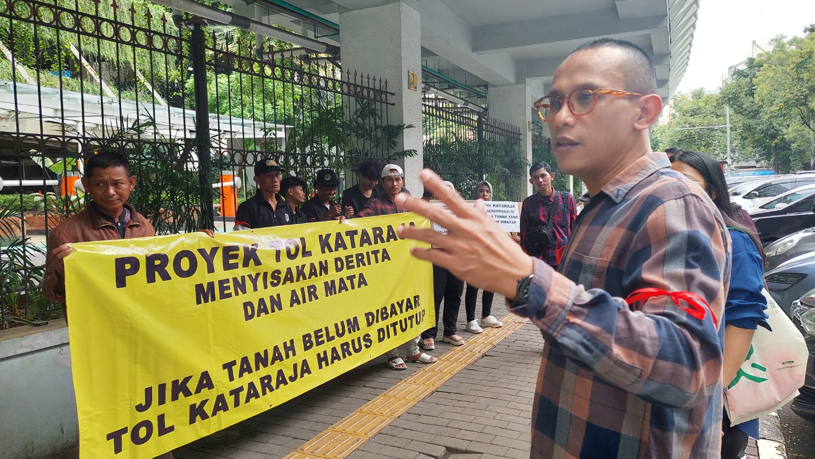 Keluhkan Ganti Rugi Lahan Tol Kataraja Belum Dibayar, Warga Kamal Muara Orasi di Kantor PUPR 3 Keluhkan Ganti Rugi Lahan Tol Kataraja Belum Dibayar, Warga Kamal Muara Orasi di Kantor PUPR 4