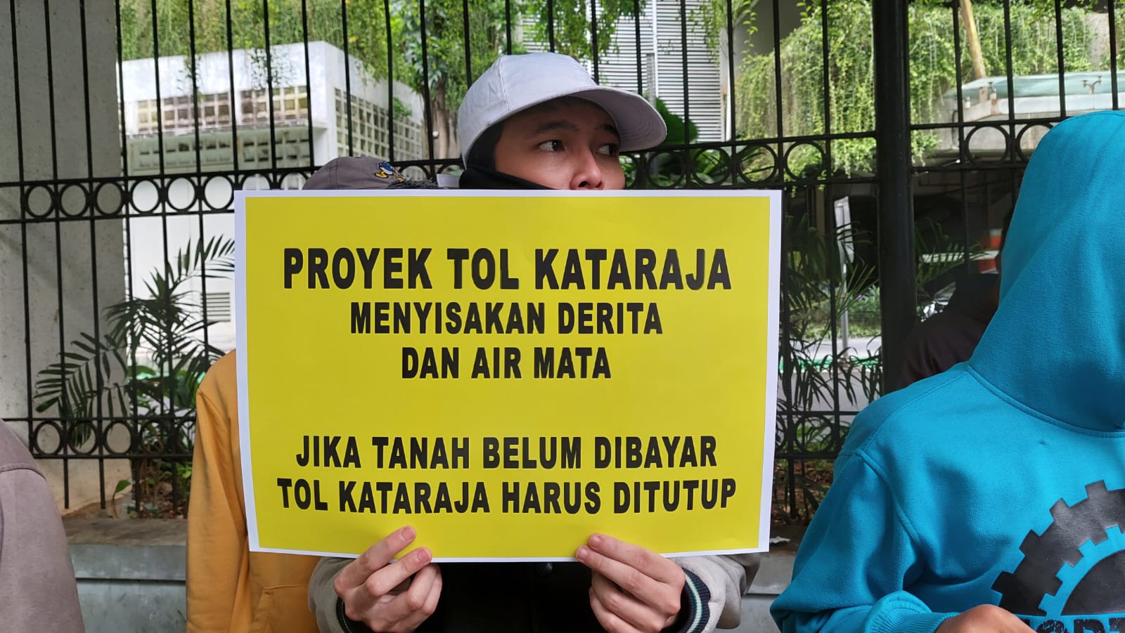 Keluhkan Ganti Rugi Lahan Tol Kataraja Belum Dibayar, Warga Kamal Muara Orasi di Kantor PUPR 2 Keluhkan Ganti Rugi Lahan Tol Kataraja Belum Dibayar, Warga Kamal Muara Orasi di Kantor PUPR 3