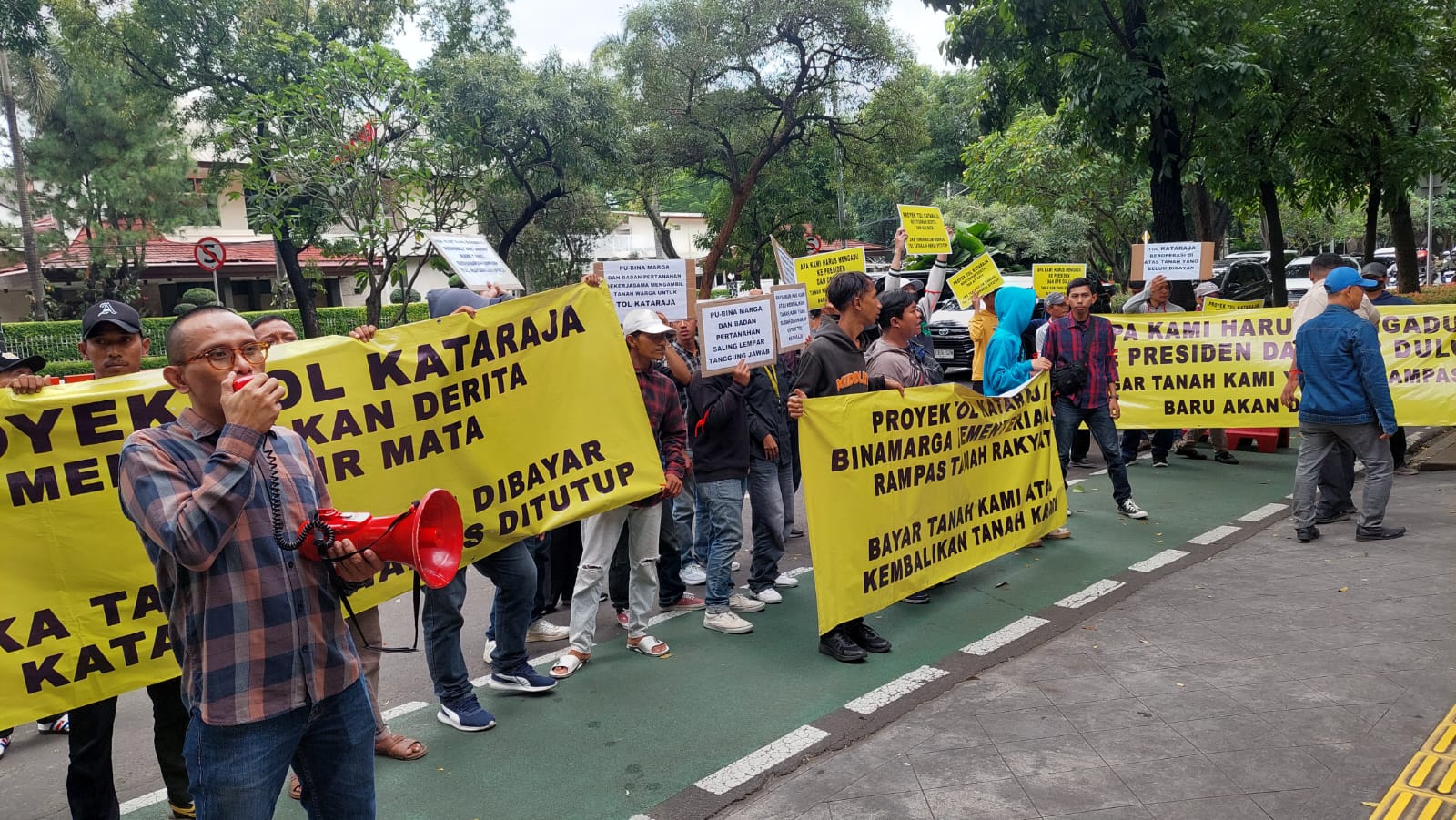 Keluhkan Ganti Rugi Lahan Tol Kataraja Belum Dibayar, Warga Kamal Muara Orasi di Kantor PUPR 6 Keluhkan Ganti Rugi Lahan Tol Kataraja Belum Dibayar, Warga Kamal Muara Orasi di Kantor PUPR 7