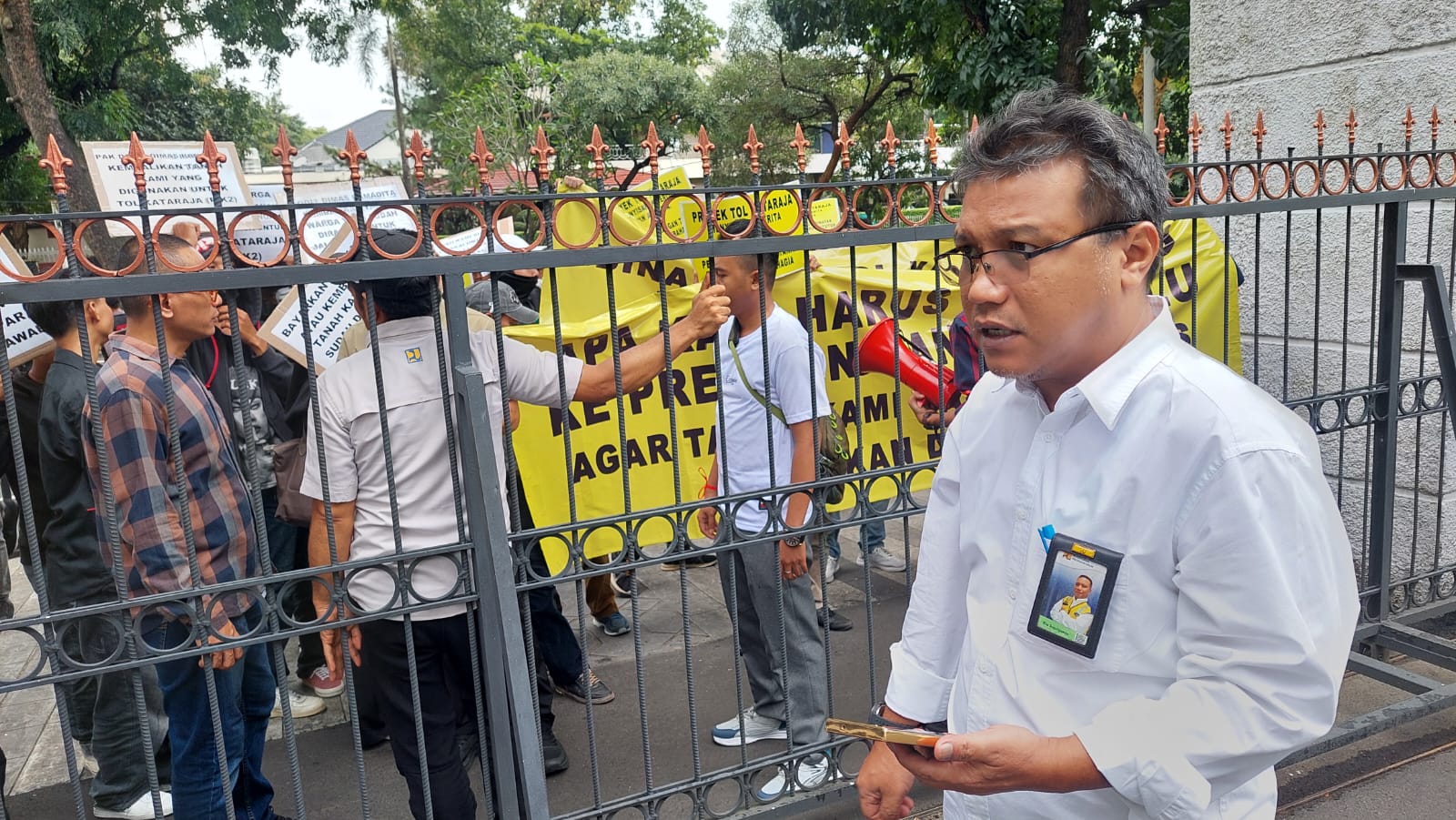 Keluhkan Ganti Rugi Lahan Tol Kataraja Belum Dibayar, Warga Kamal Muara Orasi di Kantor PUPR 4 Keluhkan Ganti Rugi Lahan Tol Kataraja Belum Dibayar, Warga Kamal Muara Orasi di Kantor PUPR 5