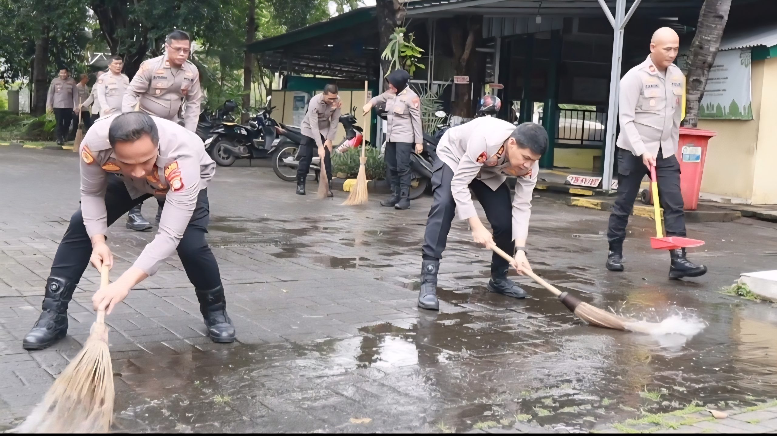 Personel Polres Kepulauan Seribu Bersih-Bersih Masjid 2