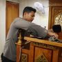 Personel Polres Kepulauan Seribu Bersih-Bersih Masjid 17