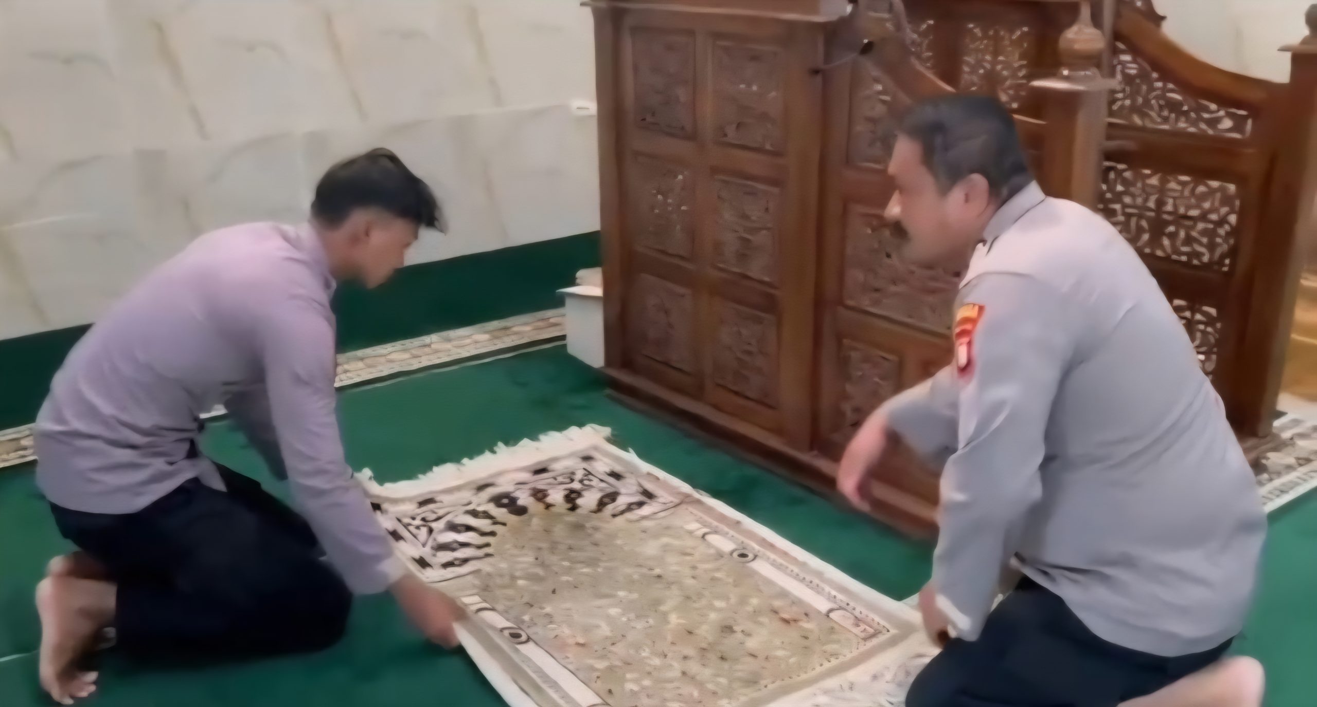 Personel Polres Kepulauan Seribu Bersih-Bersih Masjid 3