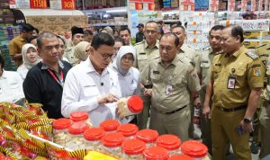 Jelang Idul Fitri, Pemprov DKI dan BPOM Sidak Pangan di Lottemart Ciracas 9