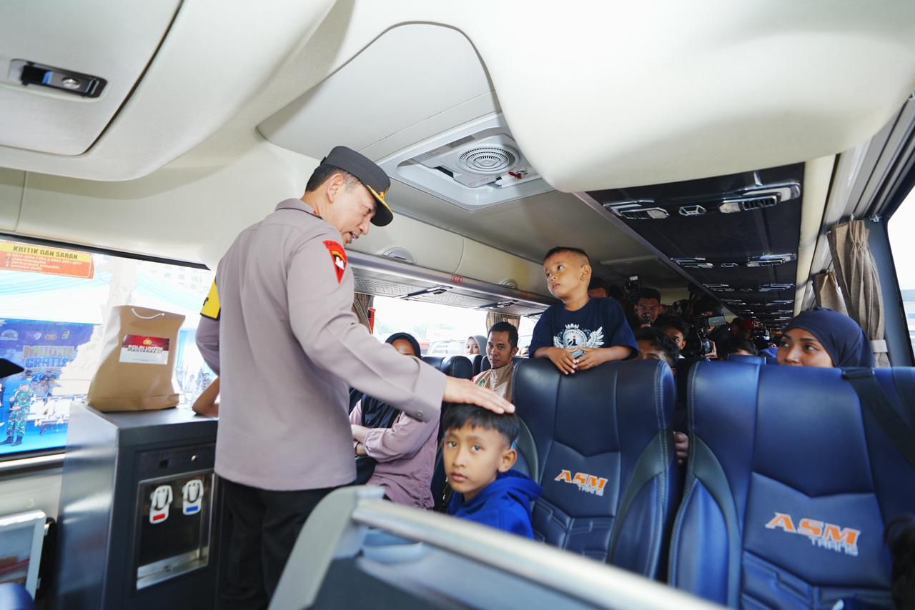 Kapolri Lepas 80 Bus Mudik Gratis, Pastikan Kesiapan Sopir Antar Masyarakat ke Tujuan 3