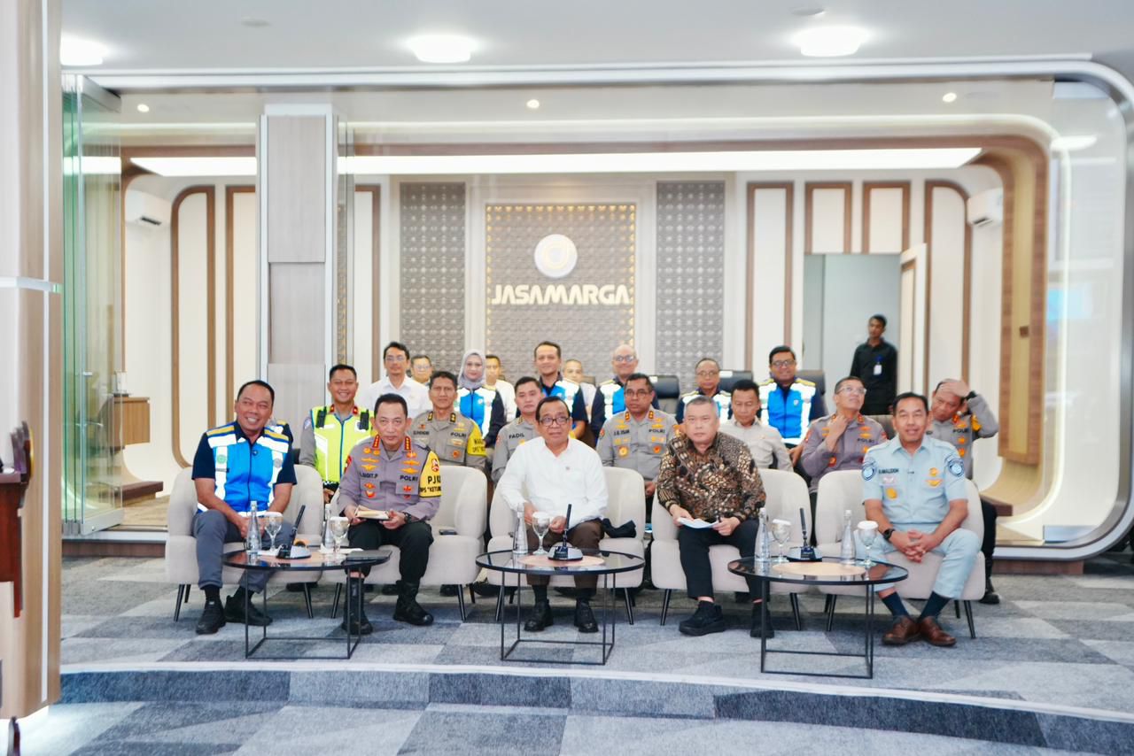 Tinjau Jasa Marga Command Center, Kapolri Pastikan Penanganan Arus Balik Berjalan Lancar dan Aman 2