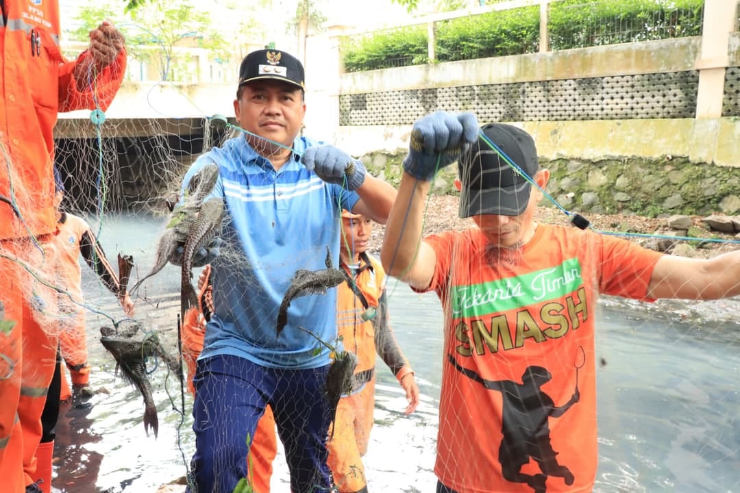 Wakil Wali Kota Jaktim Pimpin Operasi Penangkapan Ikan Sapu-Sapu di Kali Pasadenia 1