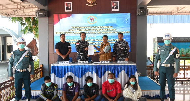 TNI AL dan BAIS Amankan PMI Non Prosedural di Karimun 1