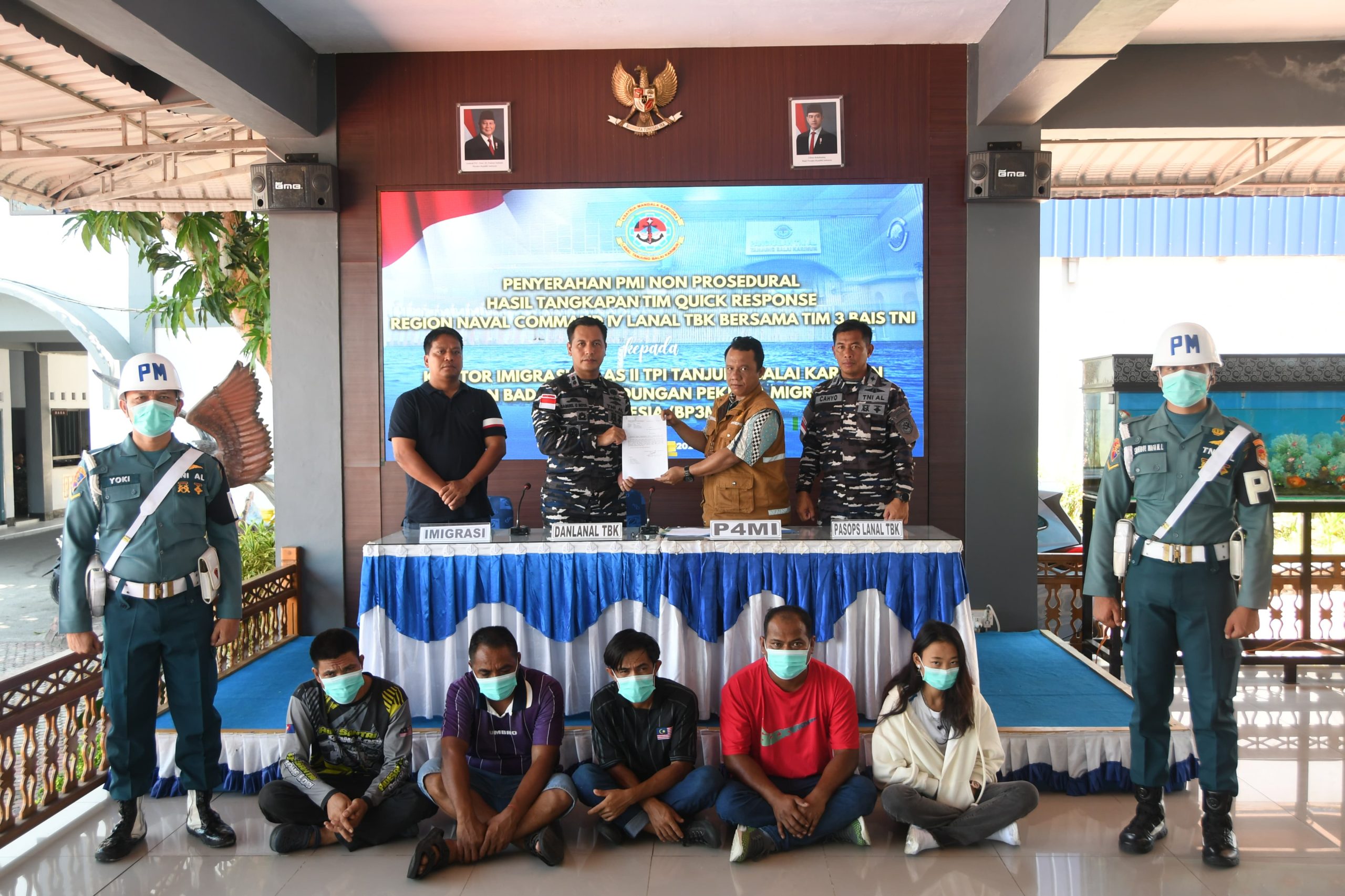 TNI AL dan BAIS Amankan PMI Non Prosedural di Karimun 1