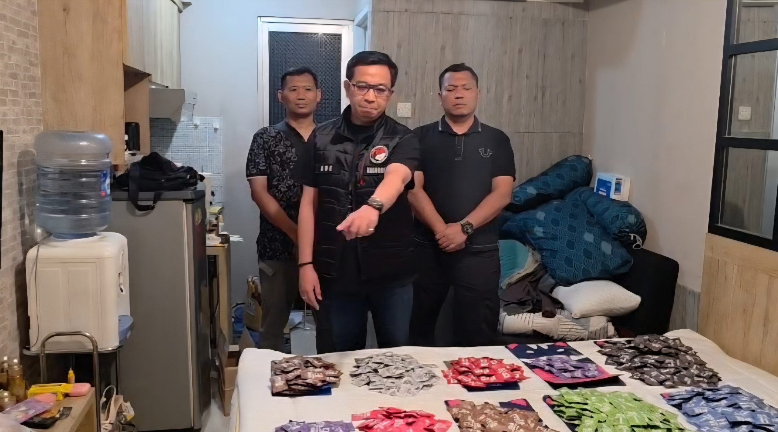 Screenshot_20260409_175140_WhatsApp Sebanyak 1.409 Vape Etomidate Disita Polisi dari Seorang Wanita di Jaktim 1