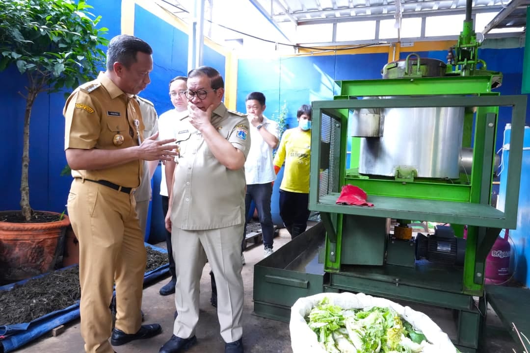 Munjirin Dampingi Pramono Anung Tinjau Pengolahan Sampah Jadi Pupuk Organik di Kramatjati 1 Munjirin Dampingi Pramono Anung Tinjau Pengolahan Sampah Jadi Pupuk Organik di Kramatjati 2