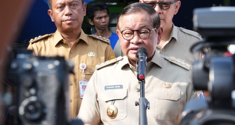 Munjirin Dampingi Pramono Anung Tinjau Pengolahan Sampah Jadi Pupuk Organik di Kramatjati 1