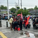 Korps Sabhara Baharkam Polri Bagikan Makanan Gratis Kepada Aksi Massa di Tugu Proklamasi 22
