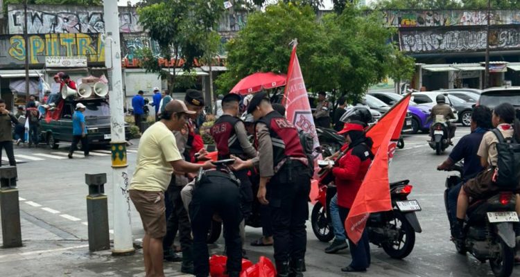 Korps Sabhara Baharkam Polri Bagikan Makanan Gratis Kepada Aksi Massa di Tugu Proklamasi 2